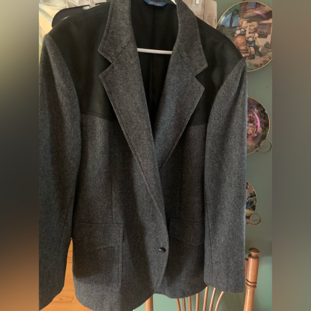 Men's Gray wool sports coat. Size 46L
